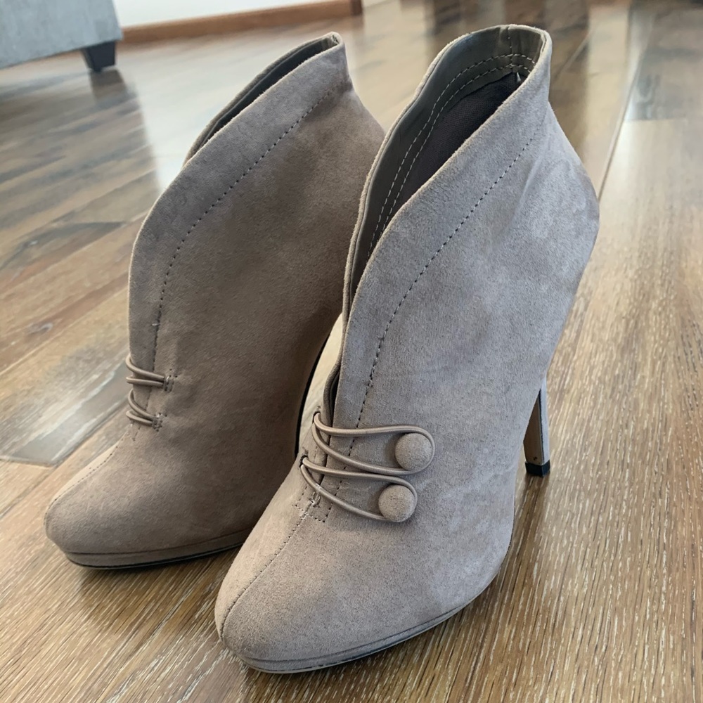 Apt 9 size 7 suede nude heels - like new